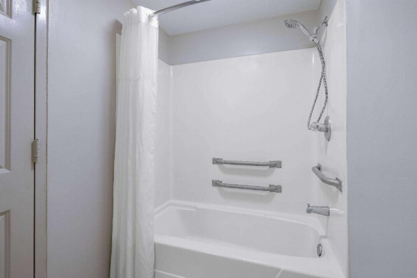 Days Inn & Suites by Wyndham Savannah Midtown image 24