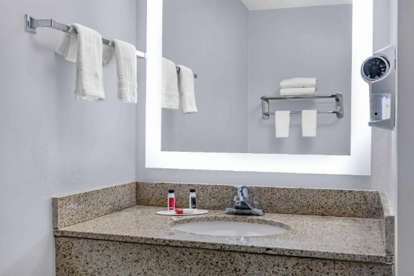 Days Inn & Suites by Wyndham Savannah Midtown image 27