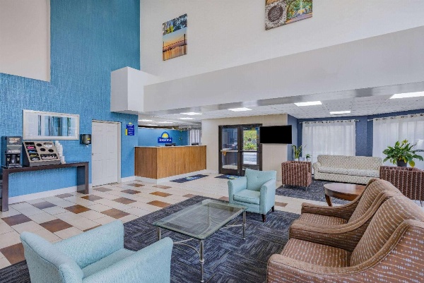 Days Inn & Suites by Wyndham Savannah Midtown image 6